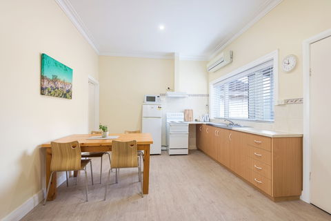 Albany Holiday Units - Sydneys Hotel 3