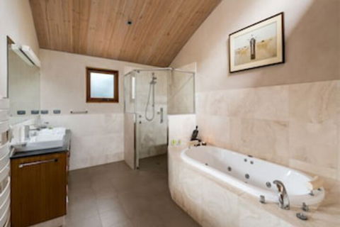 Aiyana Retreat - Sydneys Hotel 0