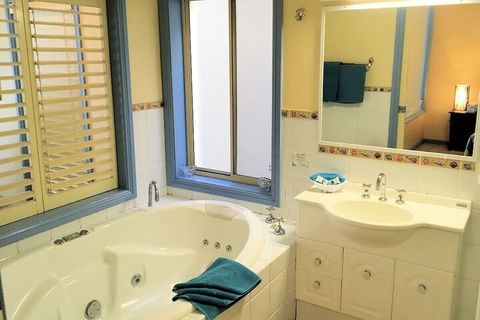 Al Mare Beachfront Retreat - Sydneys Hotel 5