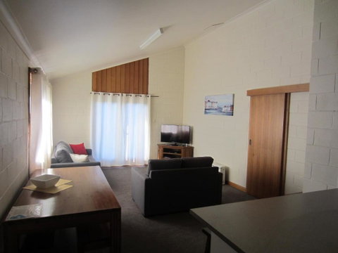 Moonbah 2 - Sydneys Hotel 6