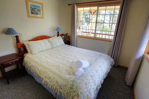 Accommodation Creek Cottages - Sydneys Hotel 3