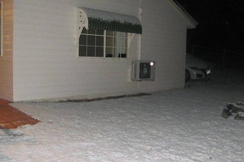 Accommodation Creek Cottages - Sydneys Hotel 2