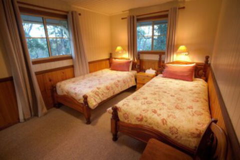 Accommodation Creek Cottages - Sydneys Hotel 0