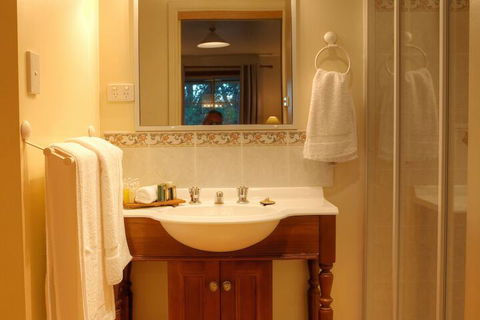 Accommodation Creek Cottages - Sydneys Hotel 5