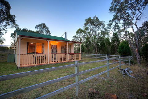 Accommodation Creek Cottages - Sydneys Hotel 4