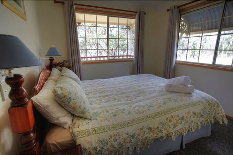 Accommodation Creek Cottages - Sydneys Hotel 7