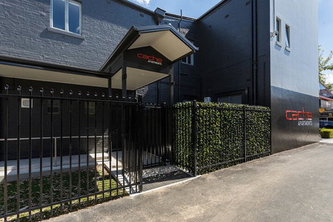 Cache Accommodation - Sydneys Hotel 1
