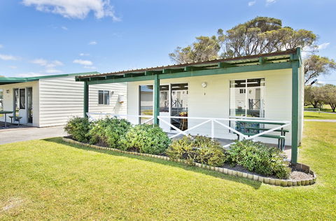 Acclaim Rose Gardens Beachside Holiday Park - Sydneys Hotel 1