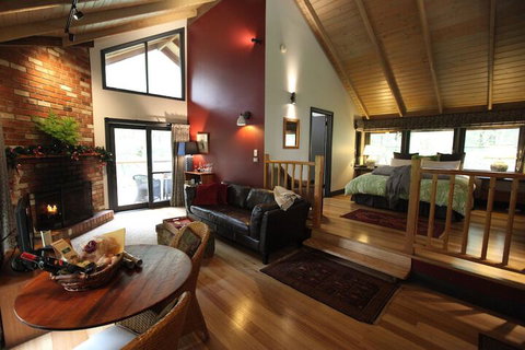 Woodlands Rainforest Retreat - Sydneys Hotel 6