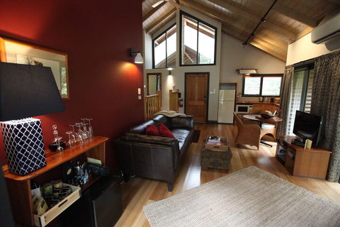 Woodlands Rainforest Retreat - Sydneys Hotel 3