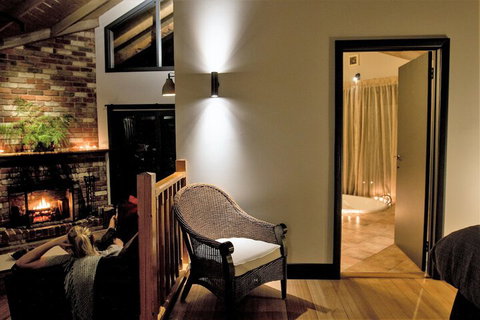 Woodlands Rainforest Retreat - Sydneys Hotel 4
