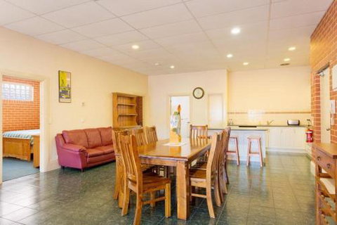 Holiday On Mostyn - Sydneys Hotel 0