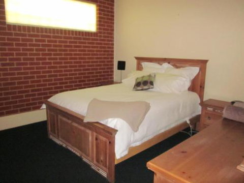 Holiday On Mostyn - Sydneys Hotel 1