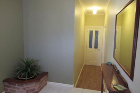 Albany Holiday House - Sydneys Hotel 5