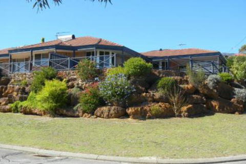 Albany Holiday House - Sydneys Hotel 0