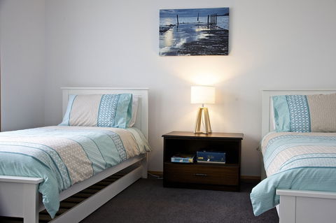 Penguin Beachfront Apartments - Sydneys Hotel 2