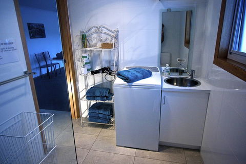 Penguin Beachfront Apartments - Sydneys Hotel 3