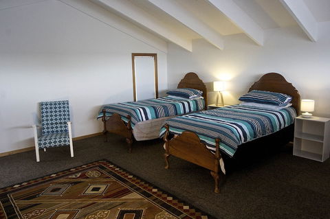 Penguin Beachfront Apartments - Sydneys Hotel 1
