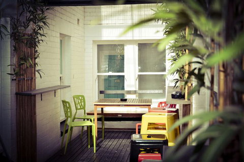 Ritz For Backpackers - Sydneys Hotel 1
