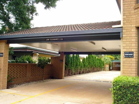A Raceview Motor Inn - Sydneys Hotel 0