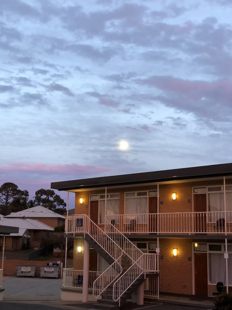 Queanbeyan Motel - Sydneys Hotel 0