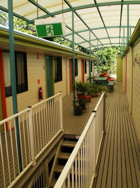 Coolum Budget Accommodation - Sydneys Hotel 0