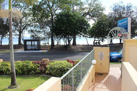 Alexander Beachfront Apartments - Sydneys Hotel 1