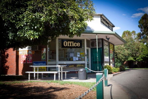 Strayleaves Caravan Park - Sydneys Hotel 1