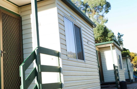 Strayleaves Caravan Park - Sydneys Hotel 2
