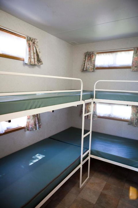 Strayleaves Caravan Park - Sydneys Hotel 6