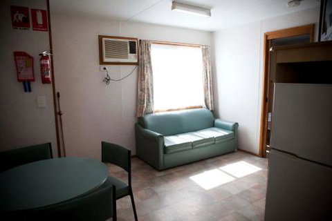 Strayleaves Caravan Park - Sydneys Hotel 3