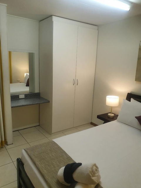 Ocean Breeze Units - Sydneys Hotel 3