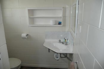 Ocean Breeze Units - Sydneys Hotel 2