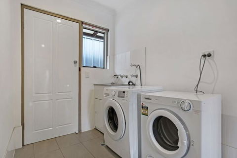 Adelaide Holiday Homes - Sydneys Hotel 2