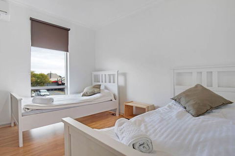 Adelaide Holiday Homes - Sydneys Hotel 1