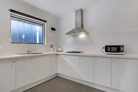 Adelaide Holiday Homes - Sydneys Hotel 5