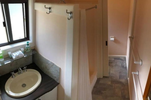 Stawell Holiday Cottages - Sydneys Hotel 1
