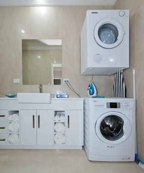 Renmark Holiday Apartments - Sydneys Hotel 1
