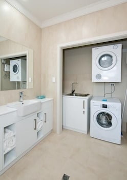 Renmark Holiday Apartments - Sydneys Hotel 3