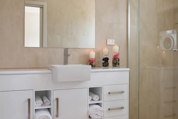 Renmark Holiday Apartments - Sydneys Hotel 2