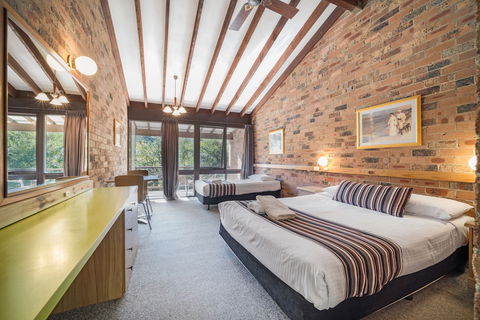 Avoca Beach Hotel - Sydneys Hotel 5