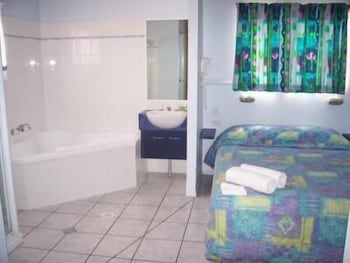 Canton Beach Holiday Park - Sydneys Hotel 2