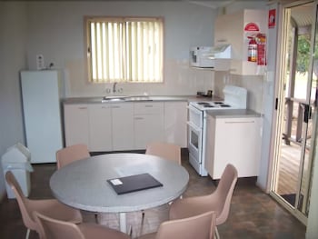 Canton Beach Holiday Park - Sydneys Hotel 3