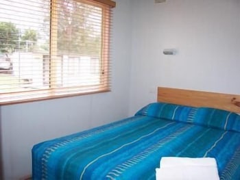 Canton Beach Holiday Park - Sydneys Hotel 1