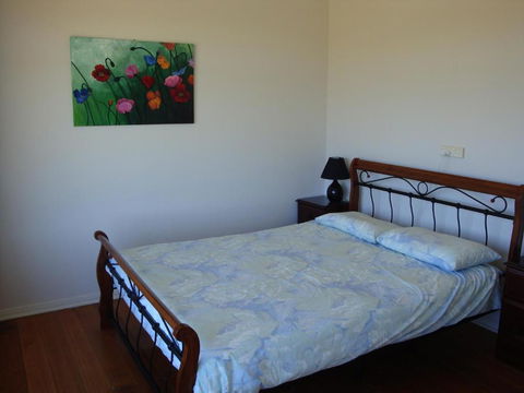 Absolute Waterfront Cottage - Sydneys Hotel 6