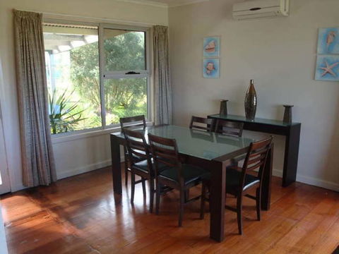 Absolute Waterfront Cottage - Sydneys Hotel 4