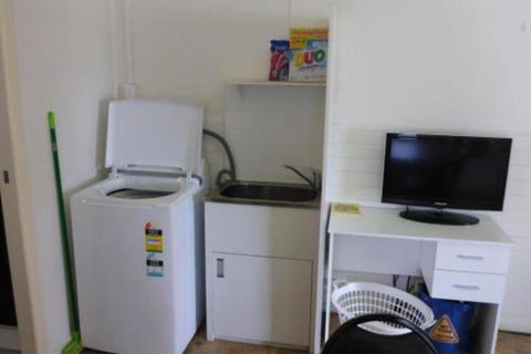 Kennys Cabin - Sydneys Hotel 7