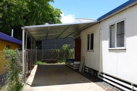 Kennys Cabin - Sydneys Hotel 0