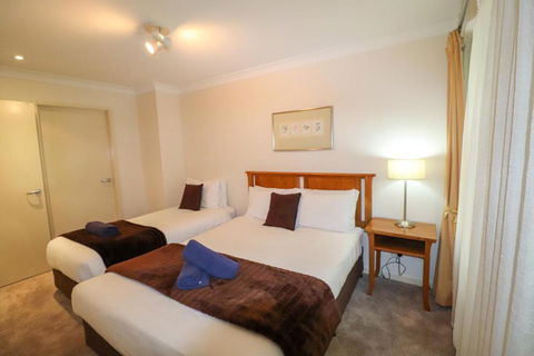 Dollarbird Treetops Townhouse - Sydneys Hotel 3