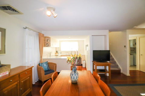 Dollarbird Treetops Townhouse - Sydneys Hotel 2